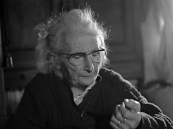  Elle regarde ses mains 